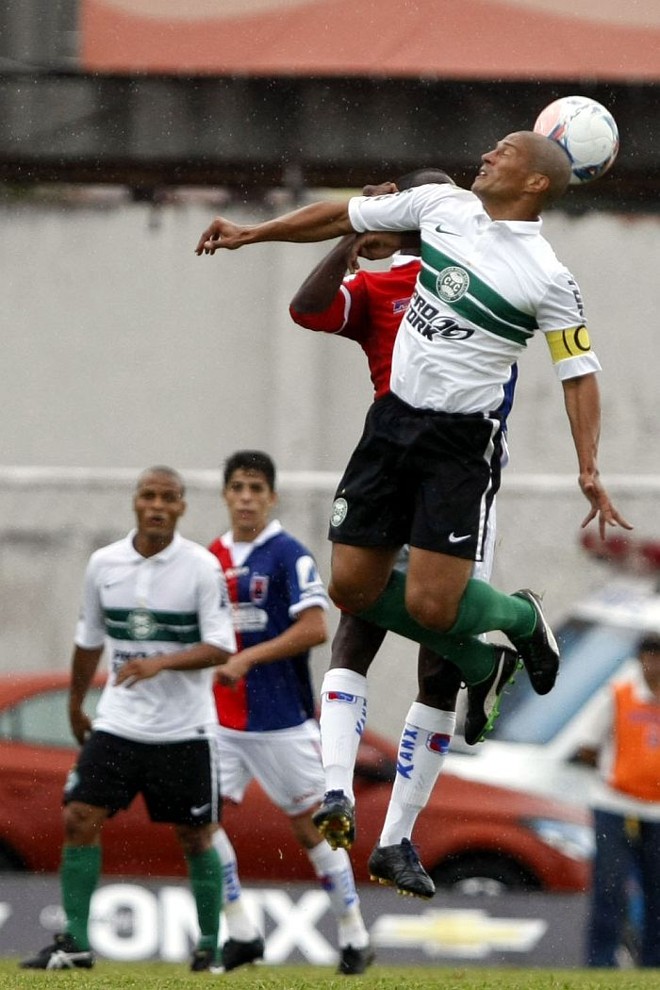 Alex disputa jogada aérea na Vila Capanema | 