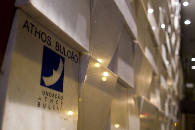 Detalhe da fachada do restaurante, com painel de Athos Bulcão | 