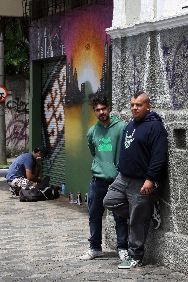 Márcio, Felipe e Álvaro: nesta primeira investida, o grupo ofereceu o grafite para o depósito do bar O Torto | André Rodrigues/ Gazeta do Povo