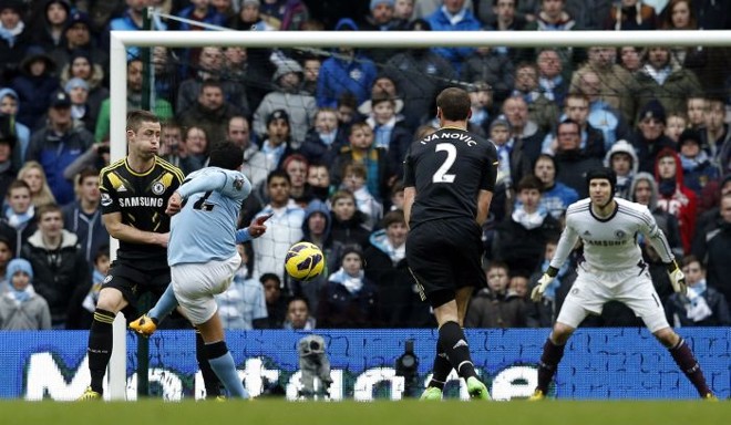 Carlos Tevez, do Manchester City, chuta ao gol na partida contra o Chelsea, pelo Campeonato Inglês | REUTERS/Phil Noble