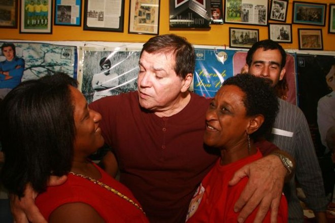 Jerry conversa com as irmãs Terezinha (à esq.) e Juaciara Marques dos Santos, filhas de Mané Garrincha, que inspirou o nome do boteco |