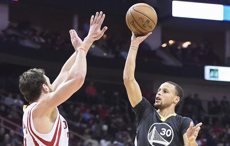 Jogadores do Knicks tentam parar Stephen Curry, que se tornou o maior pontuador em uma única partida da temporada | Ray Stubblebine / Reuters