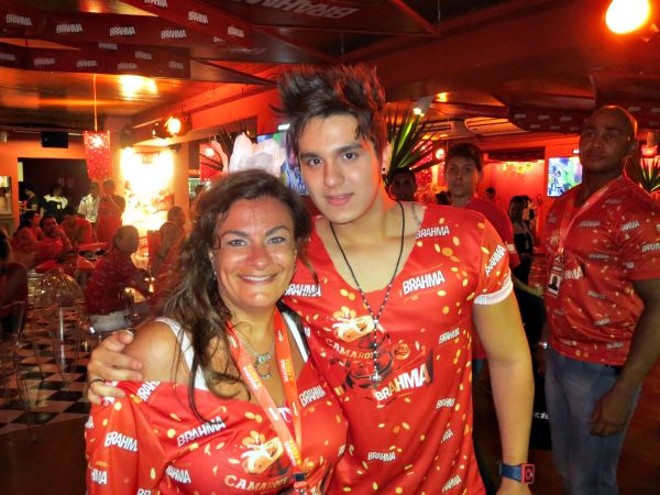 ...sua mulher, Débora Mattos, tietou o sertanejo pop Luan Santana |