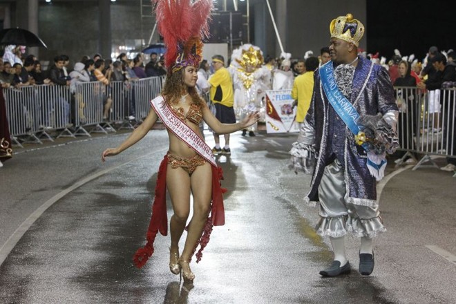 A Rainha e o Rei do carnaval de Curitiba abrem os desfiles |