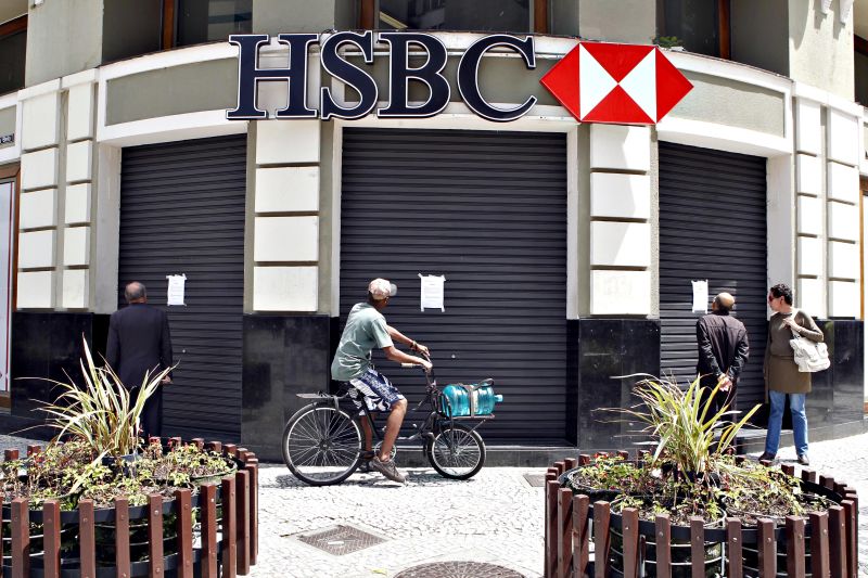 Uma lei federal impede que as agências bancárias abram se não tiverem ao menos dois seguranças trabalhando | Alberi Rosa/ Gazeta do Povo