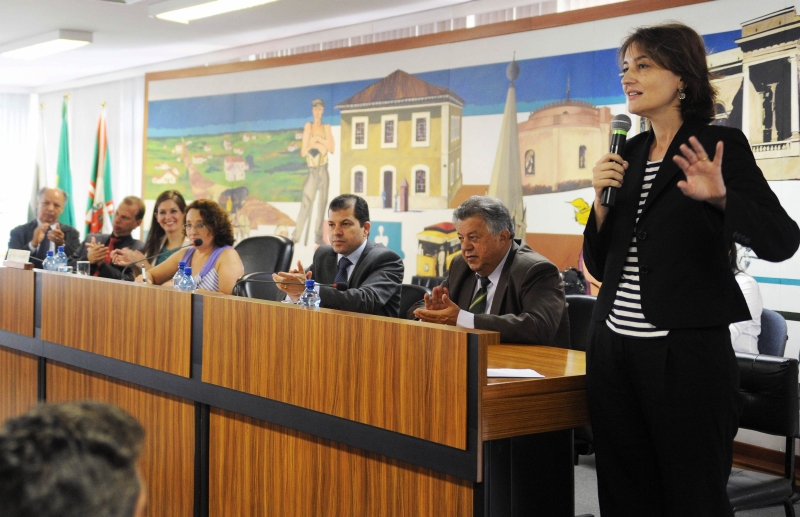 Eleonora Fruet (em pé), secretária de Finanças de Curitiba | Everson Bressan/SMCS