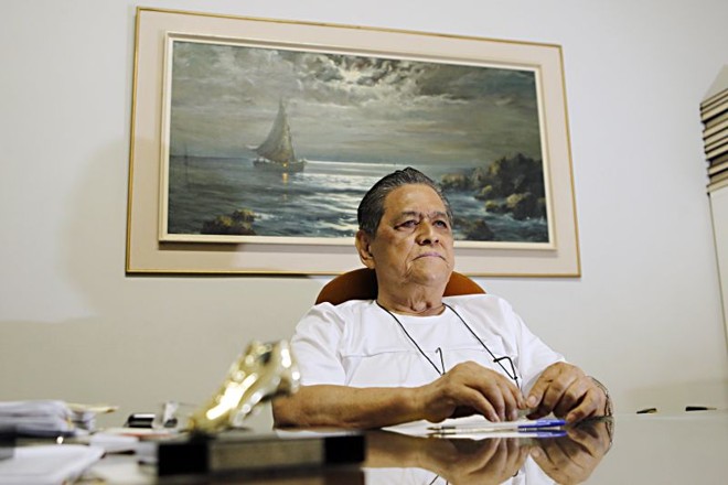 Sueo Matsubara e uma das muitas Chuteiras de Ouro, do Diário Popular, conquistadas pelo clube de Cambará |