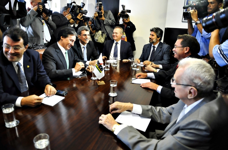 Renan (ao fundo, na ponta da mesa) na reunião com a bancada do PMDB: tratado como líder nato pela cúpula do partido | José Cruz/ABr