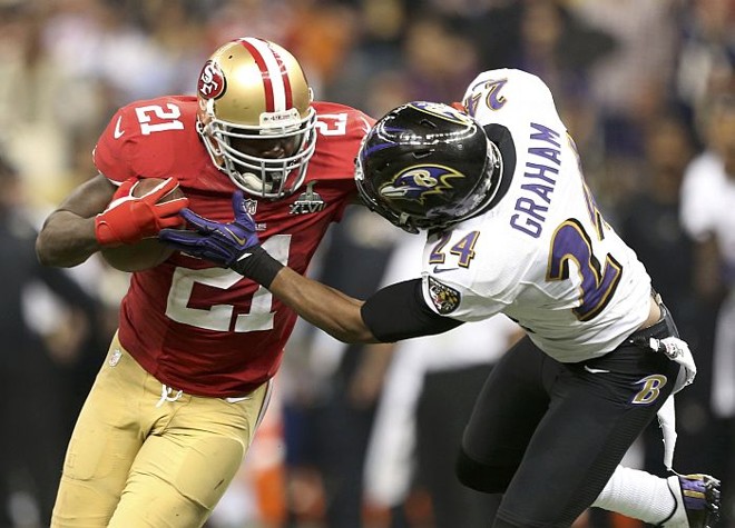 Frank Gore, do 49ers, tenta passar pela marcação de Corey Graham, do Ravens |