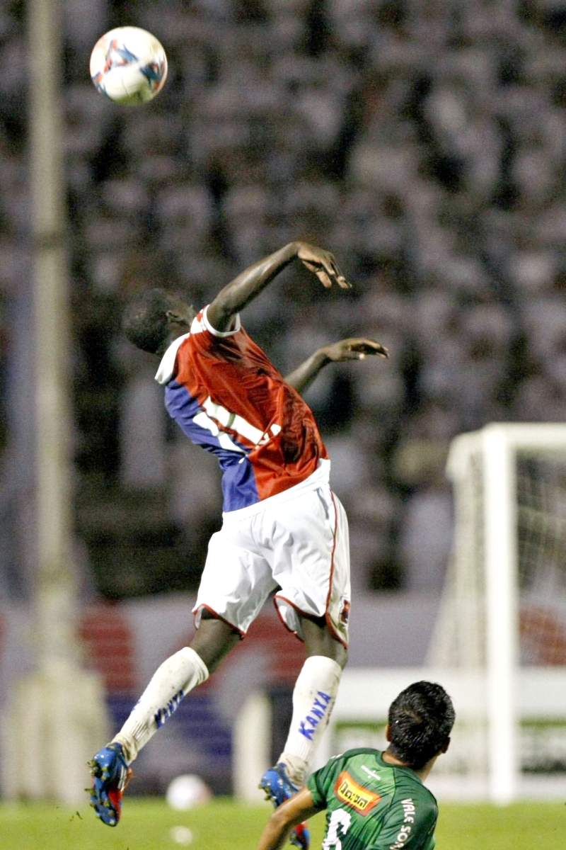 Néverton briga com a bola na Vila Capanema: Tricolor não se encontrou em campo e perdeu fôlego | Henry Milléo/ Gazeta do Povo
