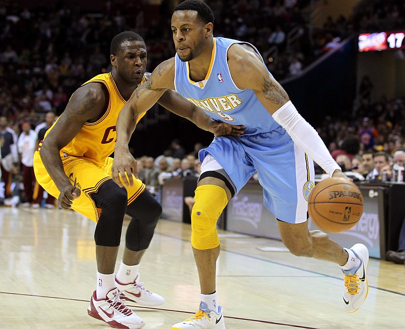 Iguodala, do Nuggets, passa por Waiters, do Cavs. Time de Denver tem a melhor série de vitórias desde 2005 | Aaron Josefczyk / Reuters