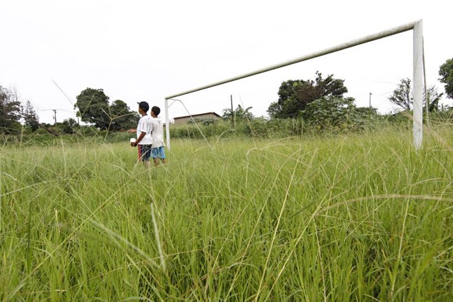 O gramado principal da Vila Olímpica virou um matagal onde só é possível empinar pipa |