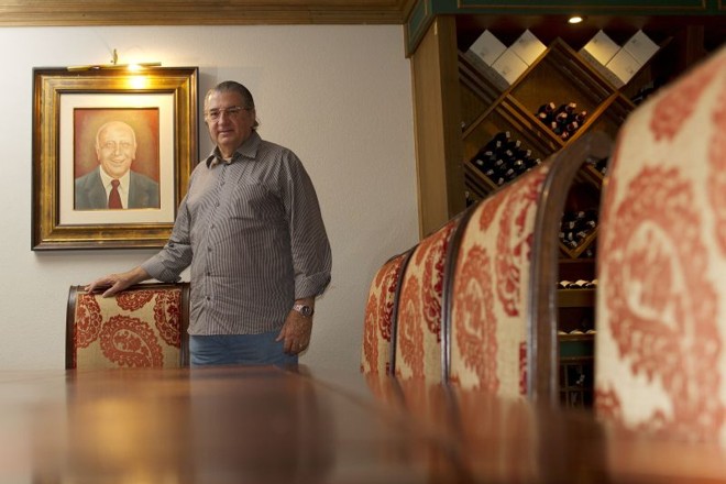 O dono do restaurante, Marco Aurélio Costa, 63 anos, na sala em que Ulysses costumava se reunir com outros políticos para discutir os rumos do país | 