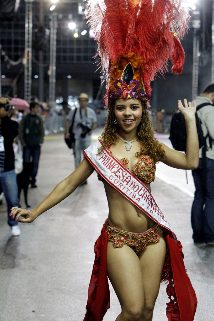Jéssica Barbosa, princesa do carnaval curitibano: "Nossas fantasias estão melhores, os carros mais bonitos e os sambas-enredo mais bem feitos" | Antônio More/Agência de Notícias Gazeta do Povo