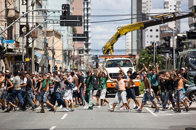 Torcida do Coritiba a caminho do Couto Pereira para o clássico com o Atlético |