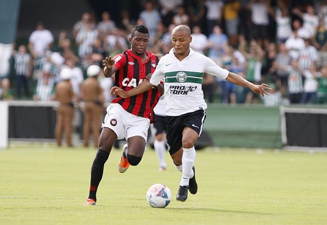 Atleticano Douglas Coutinho na marcação do coxa Gil | 