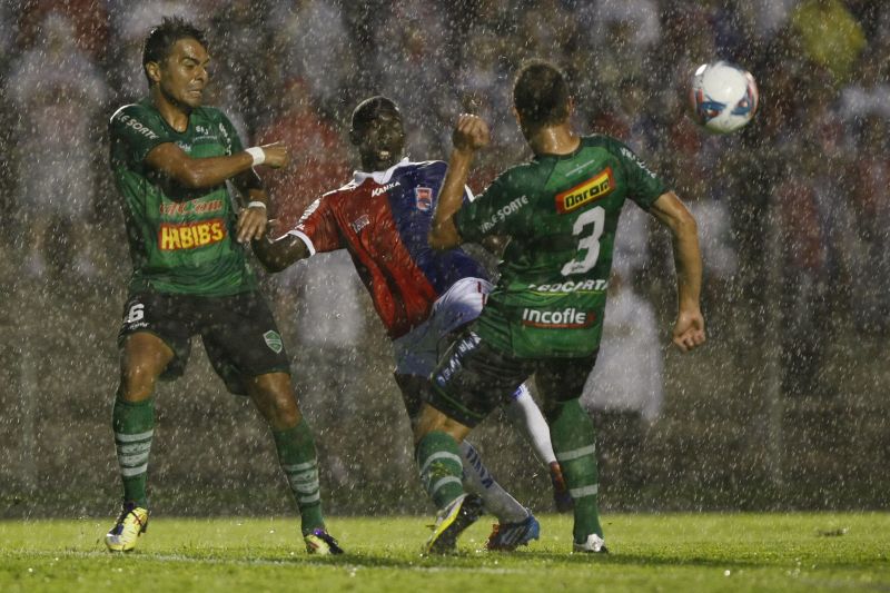 Neverton é cercado por defensores do Arapongas na chuvosa Vila Capanema. Tricolor ficou apenas no empate | Henry Milléo / Gazeta do Povo