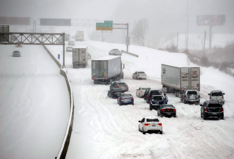 Neve reteve motoristas nas rodovias | Dave Kaup/Reuters