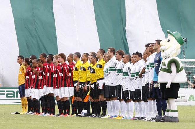 Atlético e Coritiba perfilados para o Hino Nacional antes do Atletiba | 