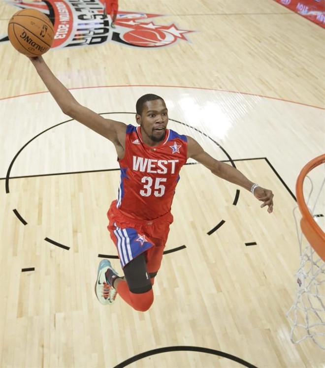 Kevin Durant salta para fazer cesta pela equipe do Oeste | 