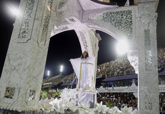 A Vila Isabel desfilou no dia do aniversário de seu maior símbolo, o sambista Martinho da Vila |