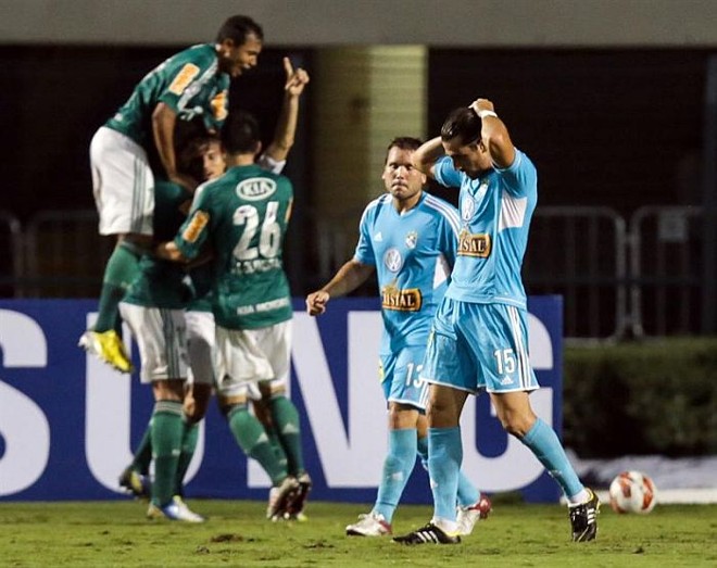 Palmeirenses comemoram gol do zagueiro Henrique na vitória sobre o Sporting Cristal | EFE
