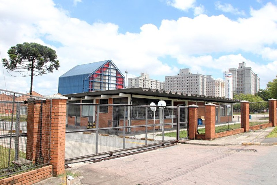 A entrada da fábrica, no Pinheirinho: no fim do ano, estoques de matéria prima já não vinham sendo repostos | Walter Alves/ Gazeta do Povo