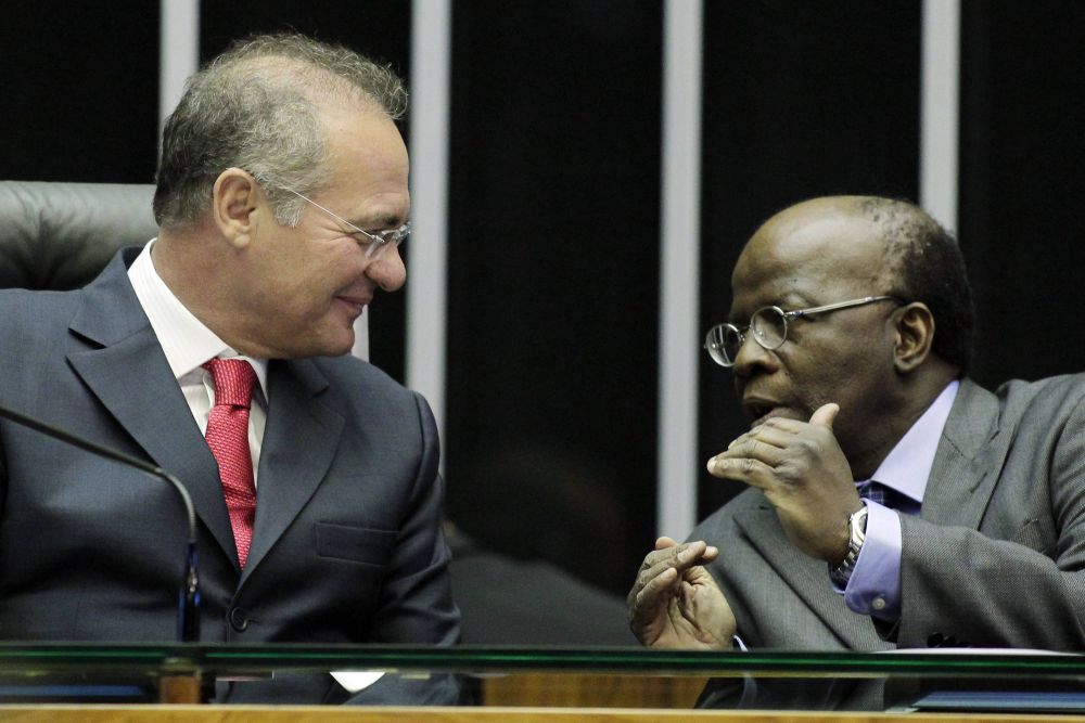 Barbosa (à dir.) conversa com o presidente do Senado, Renan Calheiros (PMDB-AL), durante a abertura do ano legislativo no Congresso | Reuters/Ueslei Marcelino