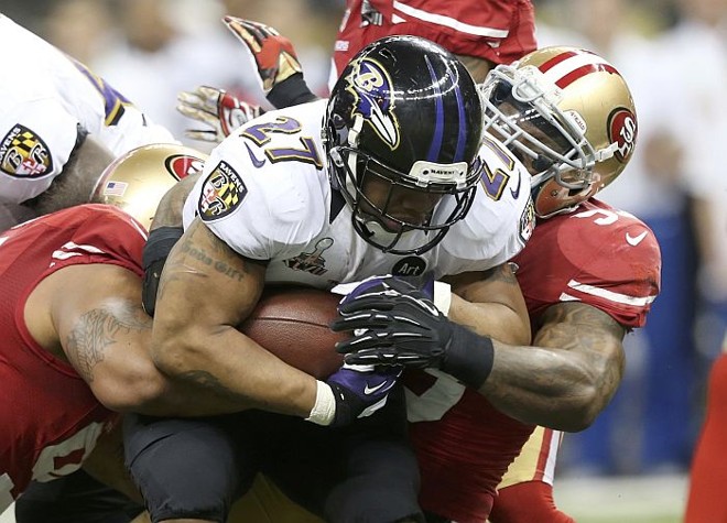 Ray Rice tenta passar pela marcação do Ravens |