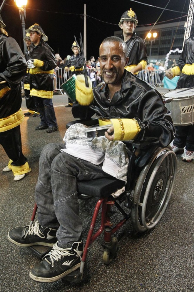 Cadeirante durante o desfile da Bairro Alto |