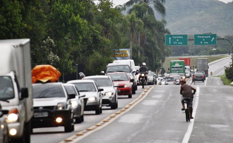 Movimento é intenso na BR-277 nesta sexta-feira (8) em direção às praias do Paraná | Daniel Castellano/Gazeta do Povo