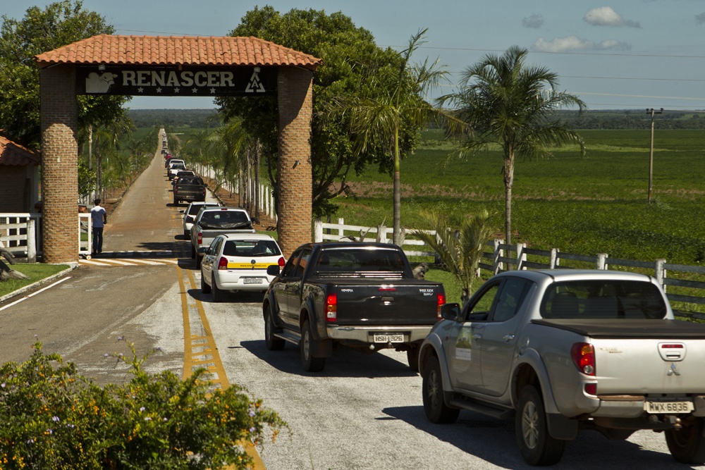 Fazenda Renascer, do paranaense Cornélio Dijkstra, foi o primeiro destino do comboio com mais de 50 carros. | Marcelo Andrande / Gazeta Do Povo