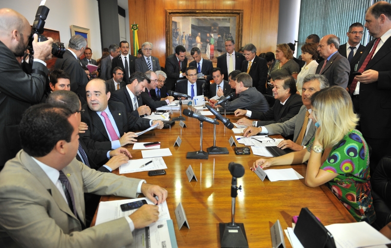 Henrique Alves (ao centro): colocação do projeto na pauta é estratégia para criar agenda positiva | Ricardo Stuckert/Ag. Câmara