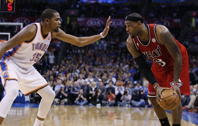 Lebron James, com a bola, venceu o duelo com Kevin Durant | Reuters