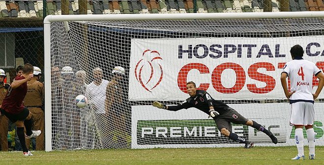 Bruno Batata cobra pênalti para marcar o primeiro gol do J.Malucelli no Paraná |