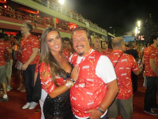 Enquanto Fabrício de Macedo tietava a estonteante ex-panicat Nicole Bahls no Camarote da Brahma... |