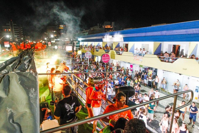 Vista do alto de um dos trios elétricos que animaram a festa em Guaratuba |