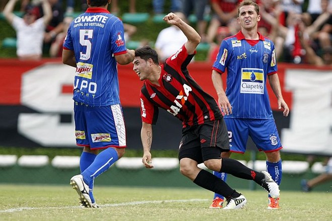 Zezinho comemora o segundo gol atleticano diante do Cianorte |