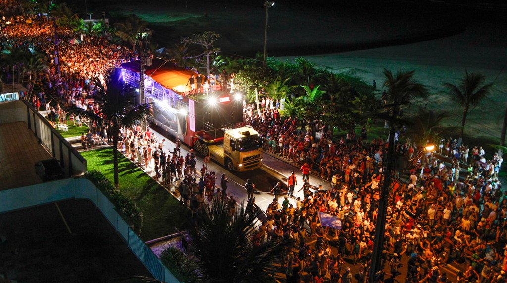 Trio elétrico levou muitos foliões para a Avenida Atlântica | Daniel Castellano/Agencia de Noticias Gazeta do Povo
