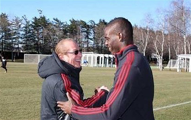 Foto divulgada no site do Milan tenta abafar polêmica | Divulgação/Milan
