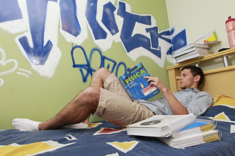 Na terceira tentativa, Emerson Leandro Comiran Júnior teve nota máxima no Enem. Ele investiu em leitura e no desenvolvimento da argumentação | Antônio More/ Gazeta do Povo