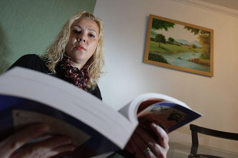 Para Sheila Machado, o baixo salário e a falta de tempo não são desculpas para não ler: Vou muito a sebos, troco com colegas | Ivonaldo Alexandre/Gazeta do Povo