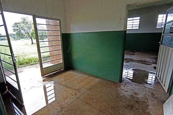 Como as telhas foram retiradas, a água começou a verter para dentro dos alojamentos |