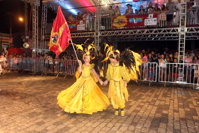 Blocos folclóricos desfilaram no segundo dia de folia em Antonina |