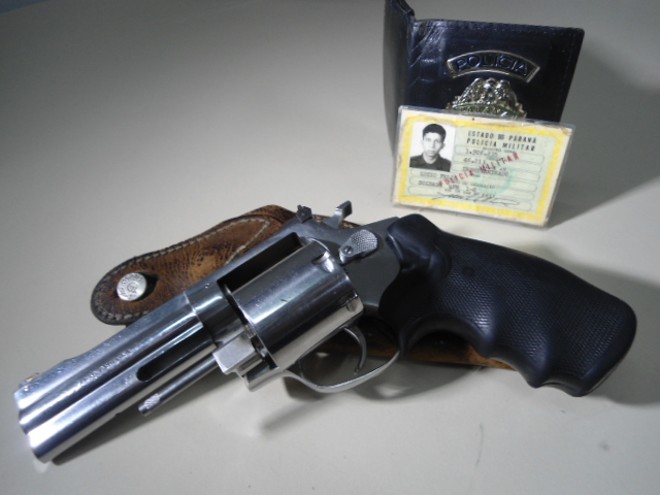 Com Lúcio, foi encontrada uma arma calibre 38 e uma carteira falsa da PM |