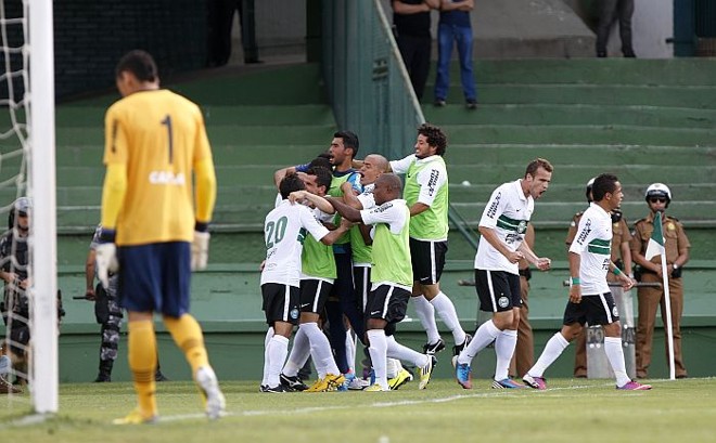 Jogadores do Coritiba comemoram o gol do zagueiro Pereira no Atletiba | 