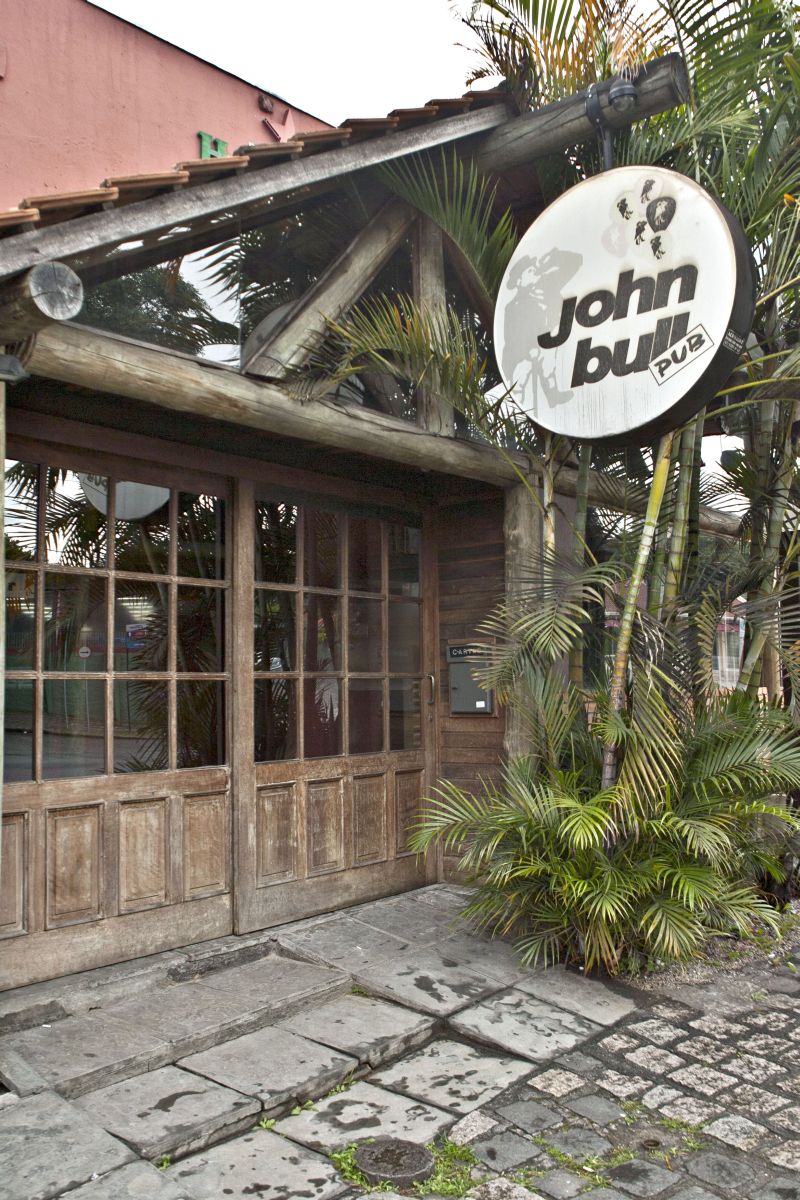 O bar John Bull estava sem alvará de funcionamento | Marcelo Andrade/ Gazeta do Povo