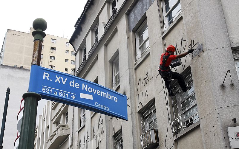 Para retirar pichações de locais mais altos no centro de Curitiba foram usadas até mesmo técnicas de rapel | André Rodrigues/Agência de Notícias Gazeta do Povo