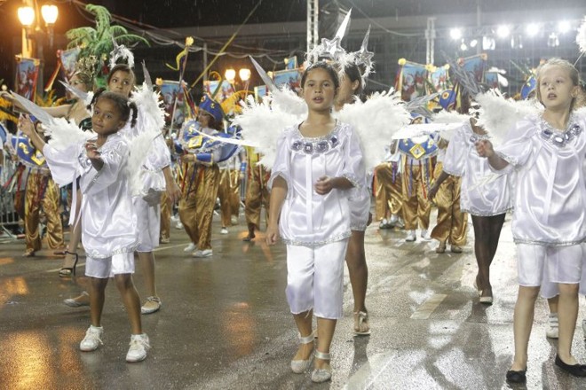 Crianças no desfile da Acadêmicos da Realeza |