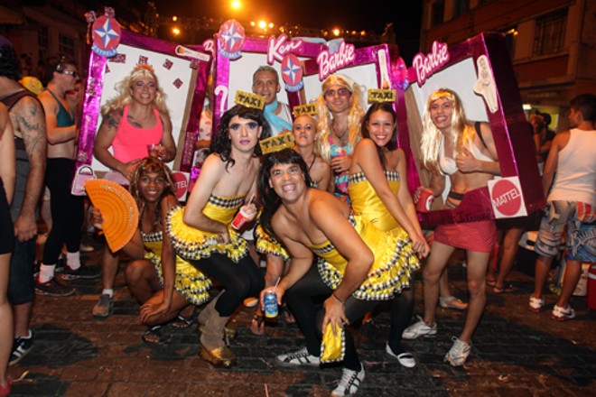 Um grupo de bonecas Barbie, ainda dentro da embalagem, chamou a atenção pelas fantasias elaboradas |